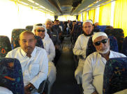 بالصور: انطلاق حافلة معتمري شهر رمضان المبارك من أمام مسجد الدعوة في اللد